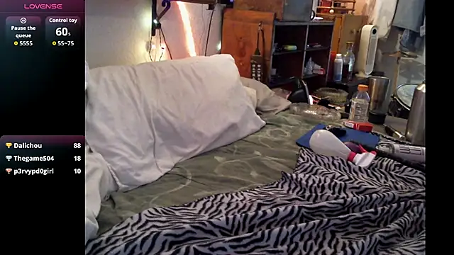 Pussyeat2please live sex cam