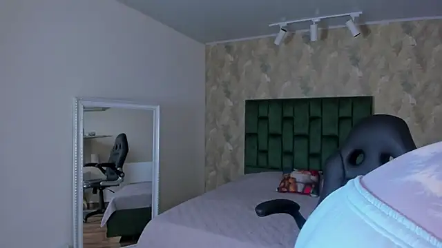 april_dumont's cam snapshot