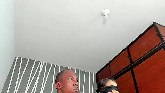 laura_and_samir's cam snapshot