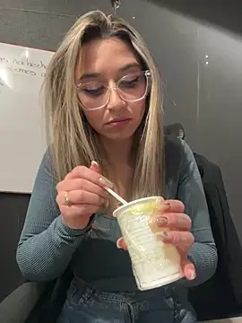 Isabella_Varella's cam snapshot