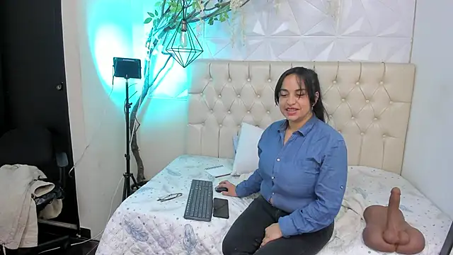 Chanel_milff_'s cam snapshot