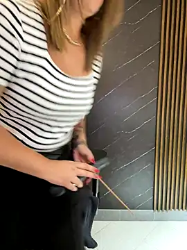 KellyBrooklyn_'s cam snapshot