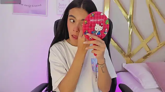 ChloeHarper_'s cam snapshot