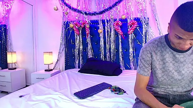 Damian_and_roxanne's cam snapshot