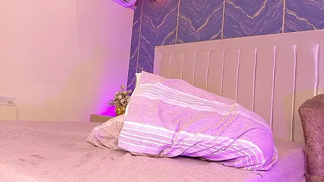 iam_nicolle's cam snapshot