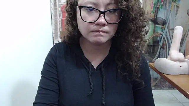 curly_greeneyed live sex cam