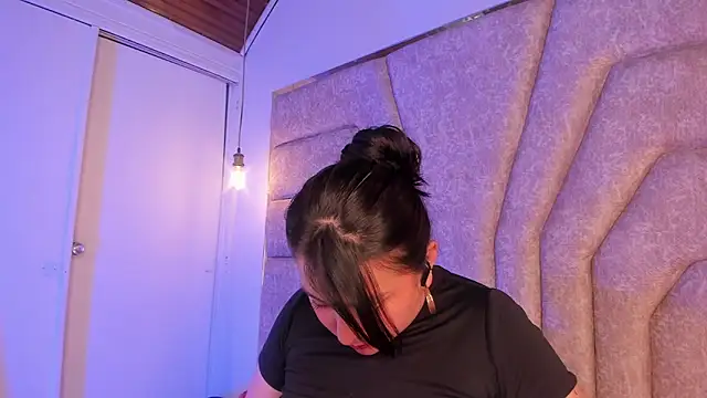 EmaJames25's cam snapshot