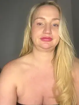 BootyQueenApril live sex cam