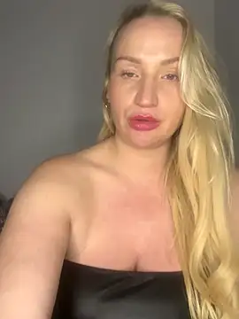 BootyQueenApril live sex cam