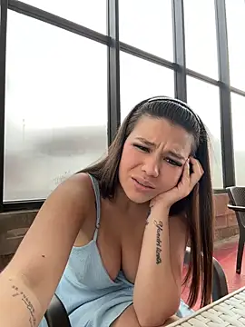 Alyshanon18's cam snapshot