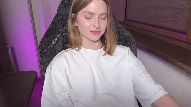 MollyRufous's cam snapshot