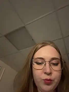 AprilHughes live sex cam