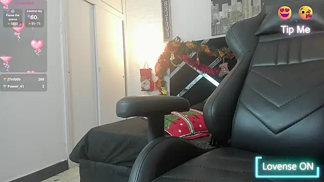 mask_red_girl's cam snapshot