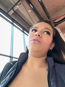 Alyshanon18's cam snapshot