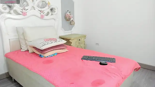 ChikiBom28 live sex cam