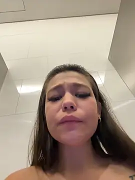 Alyshanon18's cam snapshot