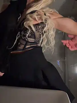 lilly_cherry69's cam snapshot