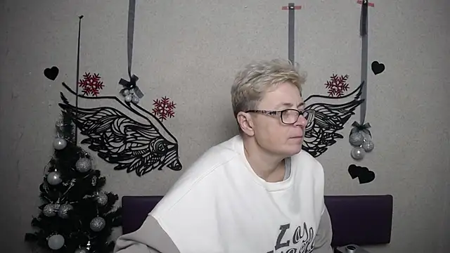 EmiliaGree live sex cam