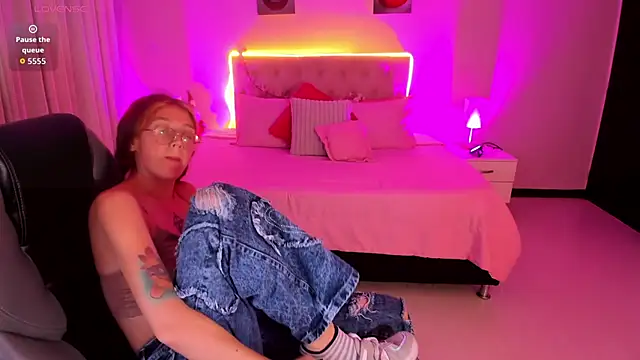 Emily_Warren_'s cam snapshot