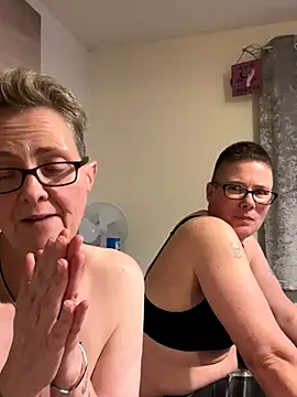 Curvy-Jinx live sex cam