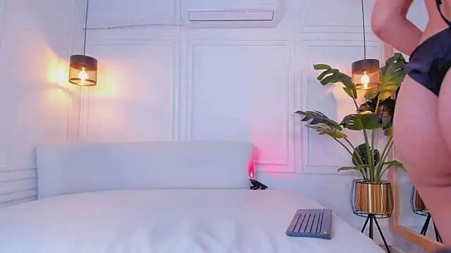 zara_rosses1's cam snapshot