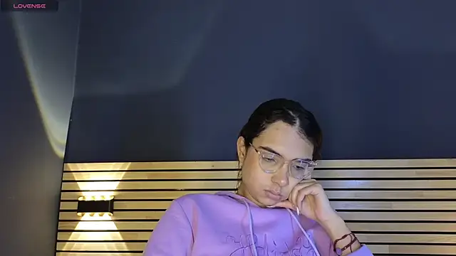 sara_saenz99 live sex cam