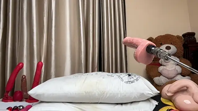 AudreySpanksFuck-'s cam snapshot