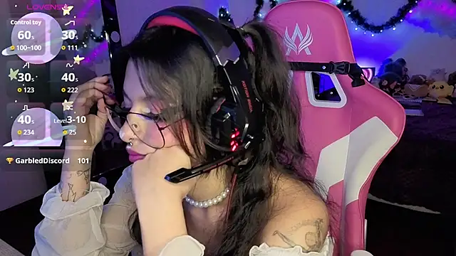 larah_uwu's cam snapshot