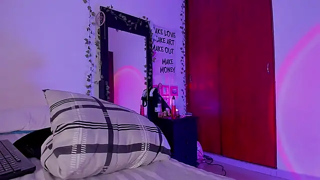 little_kayla_'s cam snapshot