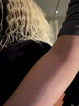 lilly_cherry69's cam snapshot