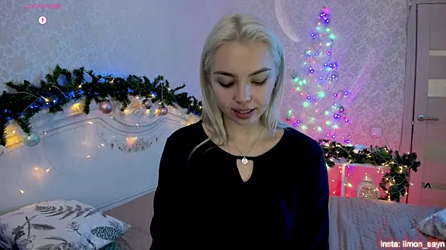 LillyMoure_'s cam snapshot