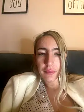 BarbieBlondieGirl's cam snapshot