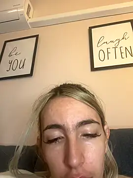 BarbieBlondieGirl's cam snapshot