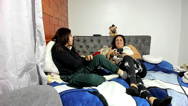 _girls_on_fire_'s cam snapshot