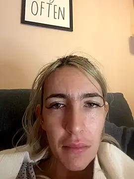 BarbieBlondieGirl's cam snapshot