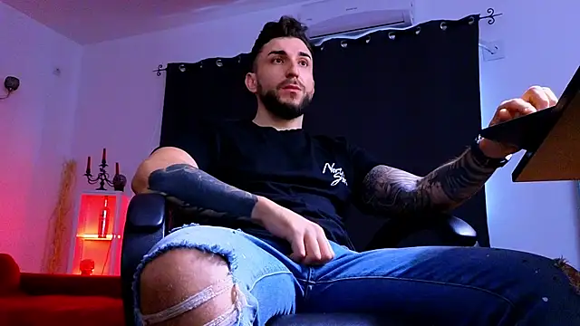 MightyAaron66 live sex cam