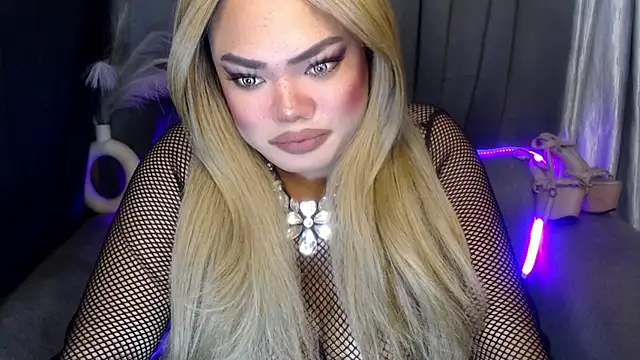 AlwaysHornyMia live sex cam