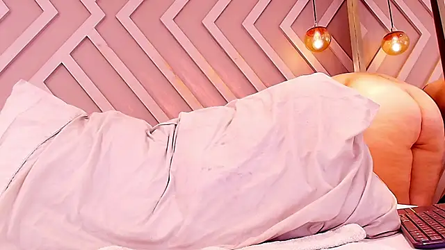 Emily_Monroe_'s cam snapshot