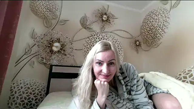 Yourrealgirl's cam snapshot