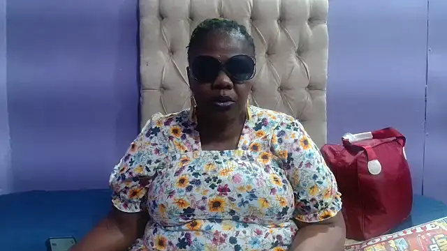 NaughtyChubbyZoe's cam snapshot