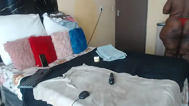 Hugecurvyass3xx's cam snapshot