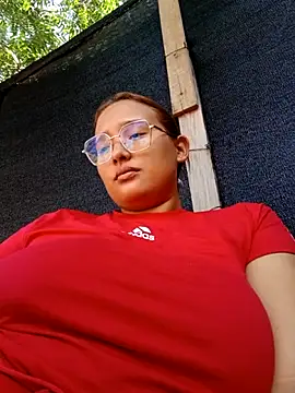 young_dairy01's cam snapshot