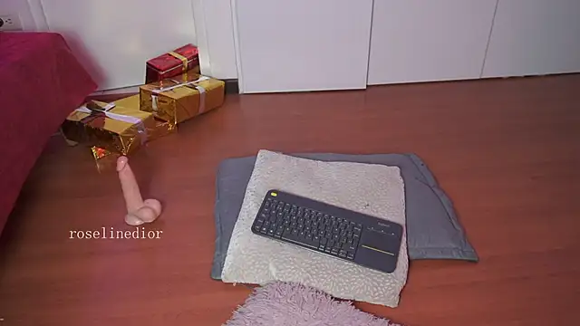 roselinedior live sex cam