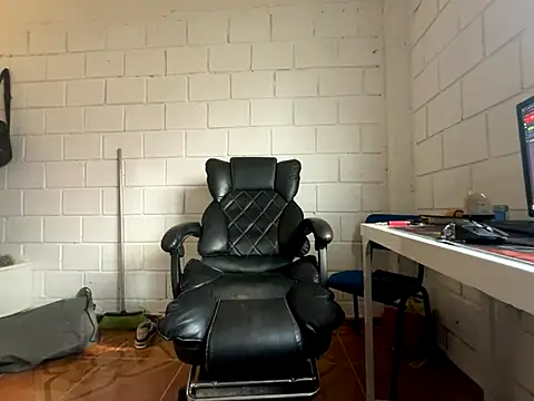 Max_TheHorseDick live sex cam