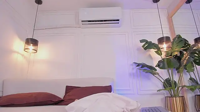 zara_rosses1's cam snapshot