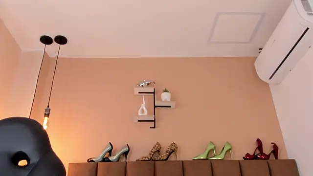 cocobalenciaga_'s cam snapshot