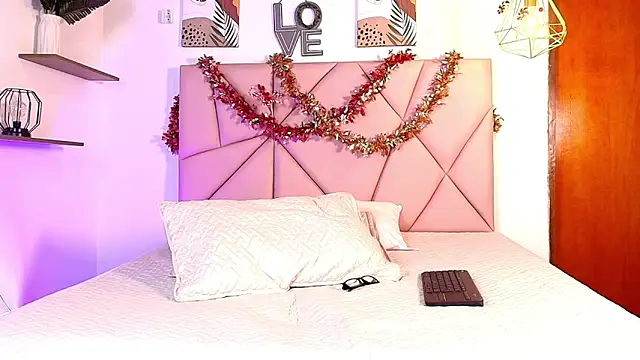 emily_burton18's cam snapshot