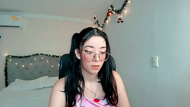 emmalove_doll's cam snapshot