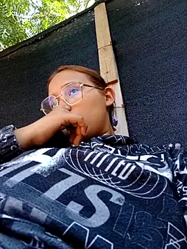 young_dairy01's cam snapshot