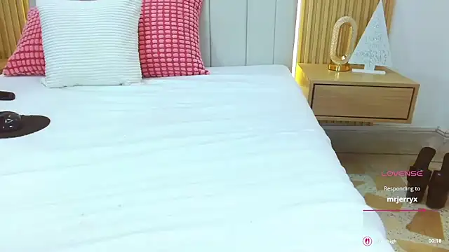 WildScarlet's cam snapshot